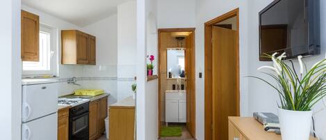 ثلاجة، فرن، موقد طهي مسطح، مستلزمات طهي/أطباق/أوعية