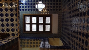 Deluxe Room, 1 King Bed | Bathroom | Free toiletries, towels - Casa de las Conservas Gold (San Miguel de Allende)