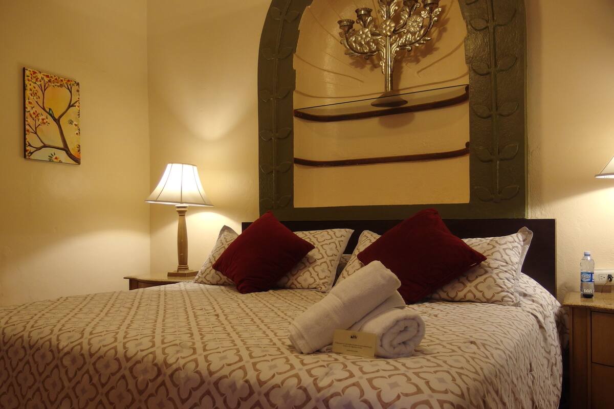 Classic Room, 1 King Bed | Free WiFi, individually decorated, bed sheets