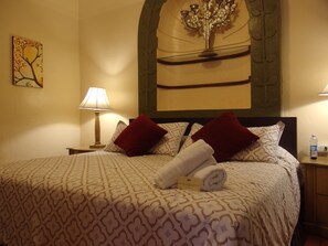 Decoración personalizada, wifi gratis y ropa de cama 