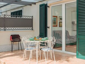 Outdoor dining - Beautiful apartment for 4 people with TV, patio and pets allowed (Pietrasanta)