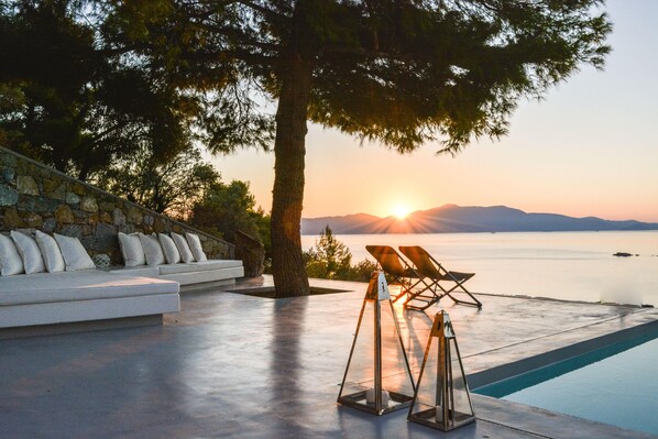 Outdoor pool - Thalasses Villas Skiathos 6 People Beachfront Villa (Skiathos)