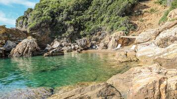 Sulla spiaggia, lettini da mare, teli da spiaggia