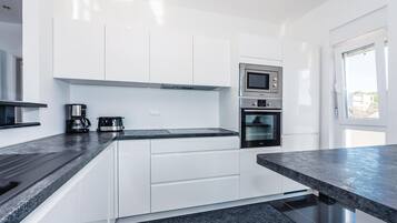 Fridge, stovetop, dishwasher, coffee/tea maker