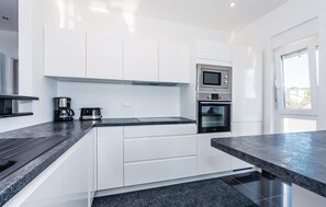 Kühlschrank, Mikrowelle, Herdplatte, Geschirrspüler