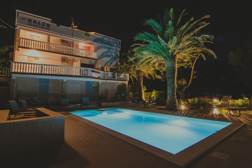 Two-bedroom apartment with Pool and Terrace in the Center