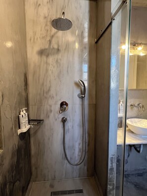 Dusche, Haartrockner, Handtücher, Seife