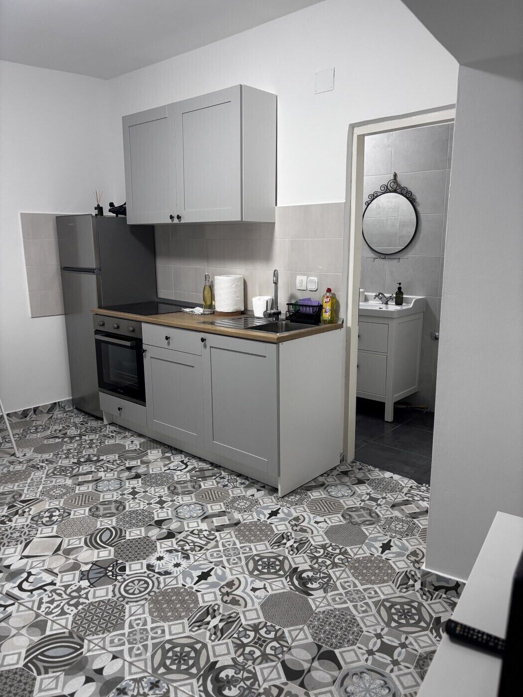 Horno, parrilla de estufa, periquera y utensilios de cocina 