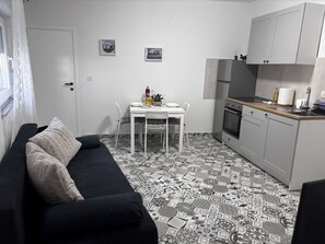 TV - Apartment in Pirovac with Balcony, Air condition, WIFI (4717-2) (Pirovac)