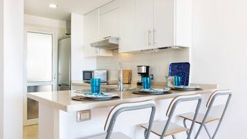 Een koelkast, een magnetron, een koffiezetapparaat/waterkoker