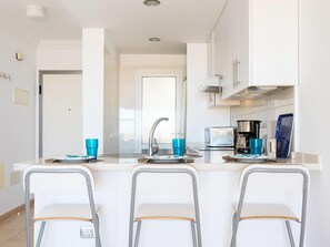 Kühlschrank, Mikrowelle, Wasserkocher mit Kaffee-/Teezubehör, Toaster