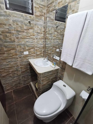Shower, free toiletries, towels