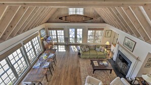 Un loft amplio con techos altos, ventanas grandes y una zona de estar acogedora.