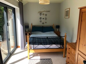 2 bedrooms, iron/ironing board, travel cot, free WiFi - Bwthyn Graig, Llanrhian, Pembrokeshire. Short walk to Porthgain & Beach (Llanrhian)