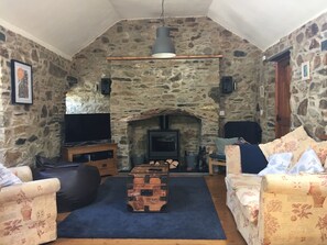Smart TV, fireplace, video games, DVD player - Bwthyn Graig, Llanrhian, Pembrokeshire. Short walk to Porthgain & Beach (Llanrhian)