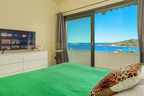 6 bedrooms, iron/ironing board, WiFi, bed sheets