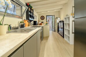 Jääkaappi, mikroaaltouuni, uuni, liesi