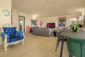 Smart-TV, Tischfußball, Stereoanlage