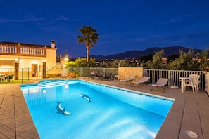 A swimming pool with two dolphins, a palm tree, and a mountain in the background. - Cubo's Casa María los Javieles / free wifi / private pool (Alhaurín el Grande)