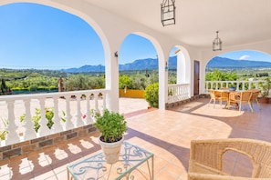 A covered outdoor area with a view of mountains and greenery. - Cubo's Casa María los Javieles / free wifi / private pool (Alhaurín el Grande)