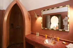 Hårføner, såpe, sjampo og toalettpapir