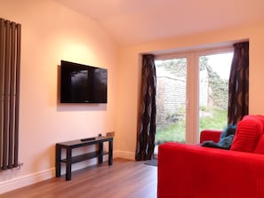 TV - Studio apartment ideal for work or leisure stays. Near Newmarket and Cambridge. (Stetchworth)