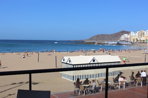Appartement de première ligne du Paseo et de la plage de Las Canteras, avec balcon et Wifi.