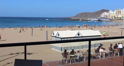 First line apartment of the Paseo and Las Canteras Beach, with Balcony and Wifi.