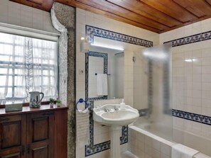 Ensemble douche/baignoire, sèche-cheveux, bidet, serviettes fournies