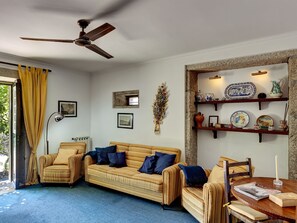 Una Smart TV, una chimenea, un reproductor de DVD, un futbolín