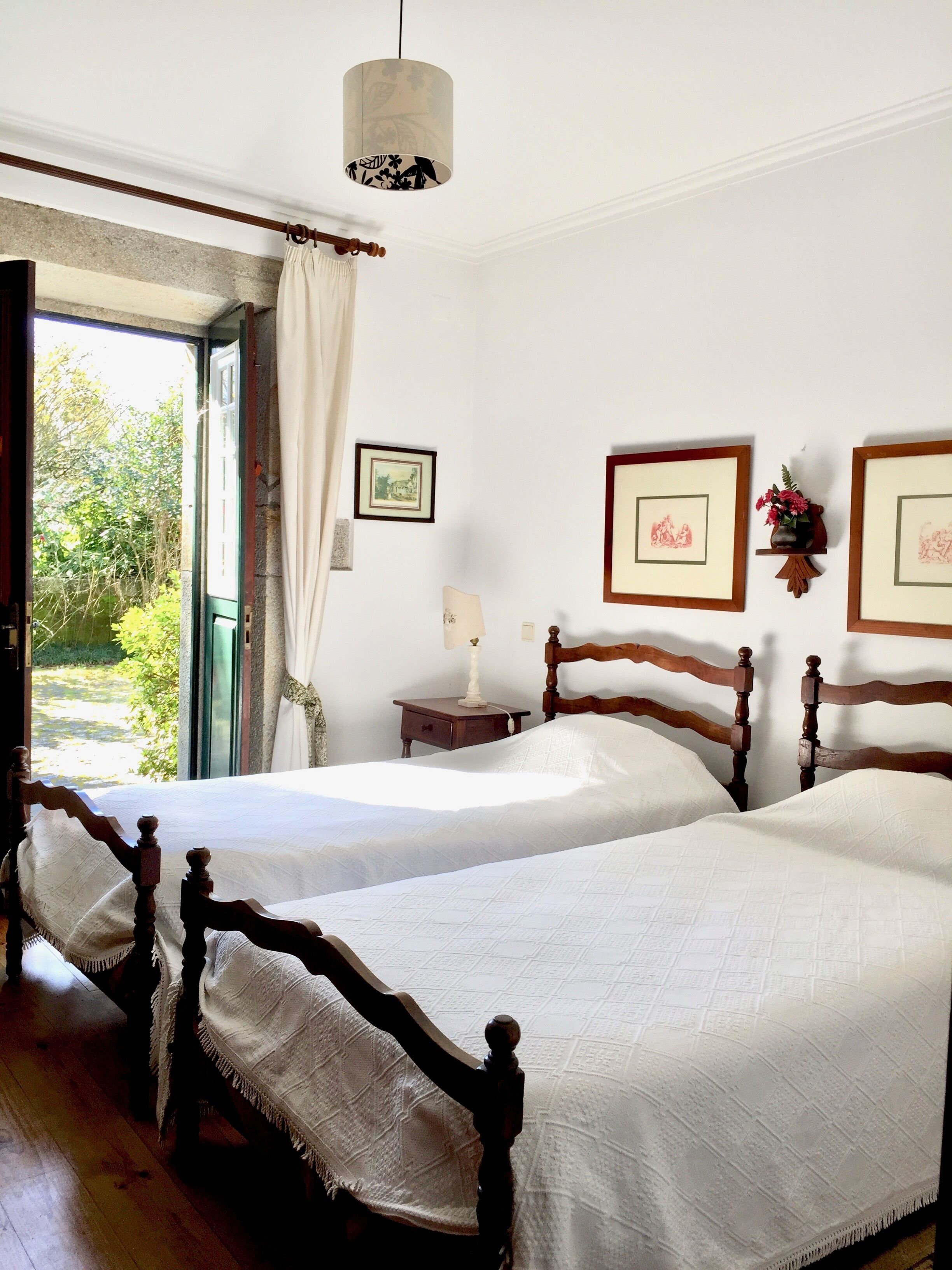 2 dormitorios, escritorio, tabla de planchar con plancha y cuna de viaje