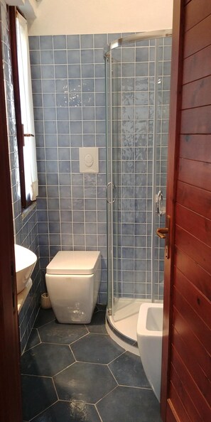Dusche, Haartrockner, Bidet, Handtücher