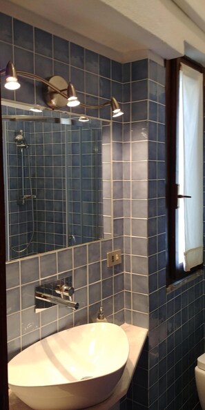 Dusche, Haartrockner, Bidet, Handtücher