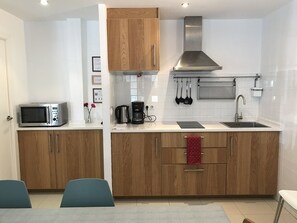 Fridge, microwave, stovetop, coffee/tea maker - Entire house in Outstanding location close to the City Center & Beach (Barcelona)