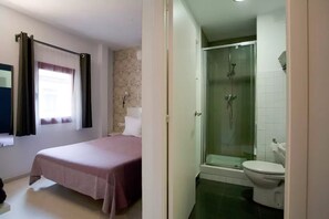 Douche, séchoir à cheveux, serviettes fournies, savon