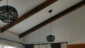 Et spiseområde med et bord, stole, en sofa og en trædør.