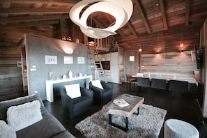 Ein modernes Interieur mit Wohnbereich, Essbereich und Küche.