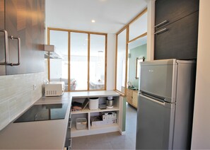 Kylskåp, mikrovågsugn, ugn och spishäll