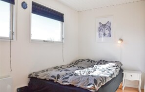 2 bedrooms, travel crib, free WiFi
