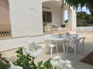 屋外ダイニングエリア