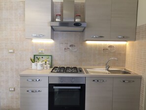 Kylskåp, ugn, spishäll och kaffe- och tebryggare