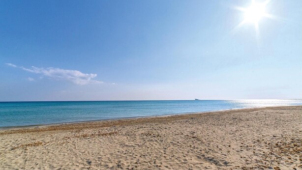 A beach with clear skies and calm water. - Beautiful home in Viareggio with WiFi (Viareggio)