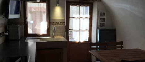 Micro-ondas, lava-louças, cafeteira/chaleira