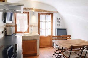 Micro-ondes, lave-vaisselle, cafetière/bouilloire