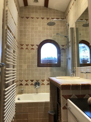 Combined shower/tub, hair dryer, towels