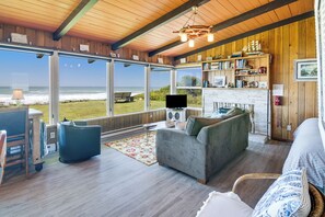 Smart TV, fireplace, DVD player - Breakers - Ocean Front in downtown Yachats (Yachats)