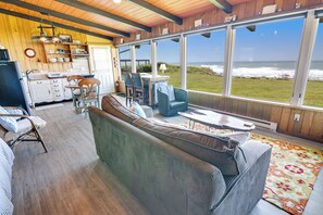 Smart TV, fireplace, DVD player - Breakers - Ocean Front in downtown Yachats (Yachats)