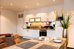 Fridge, microwave, oven, dishwasher - The Penthouse 2 apartment offers exclusive living comfort and a stylish ambience for your North Sea vacation. Thanks to the excellent location in Norddeich, you can reach the beach, sea, harbor and numerous leisure activities quickly and easily. (Norddeich)