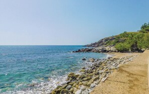 Una spiaggia nelle vicinanze, pesca