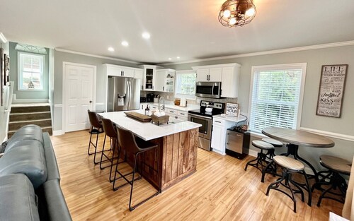 Hartwell waterfront home -game room, boat slip, firepit, golf cart, pet-friendly